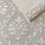 PAPEL DE PAREDE VINÍLICO ARABESCO BRANCO OFFWHITE CINZA CLARO IMPORTADO